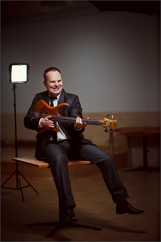 Fotograf reklamy i studio gitara